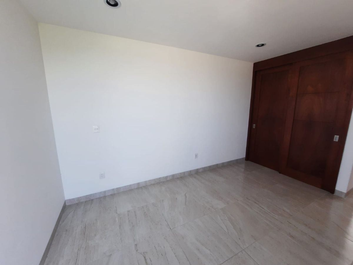 12 de 16: Habitación con clóset.