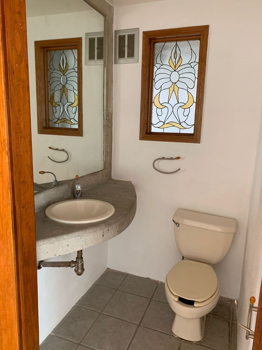 4 de 14: Medio baño
