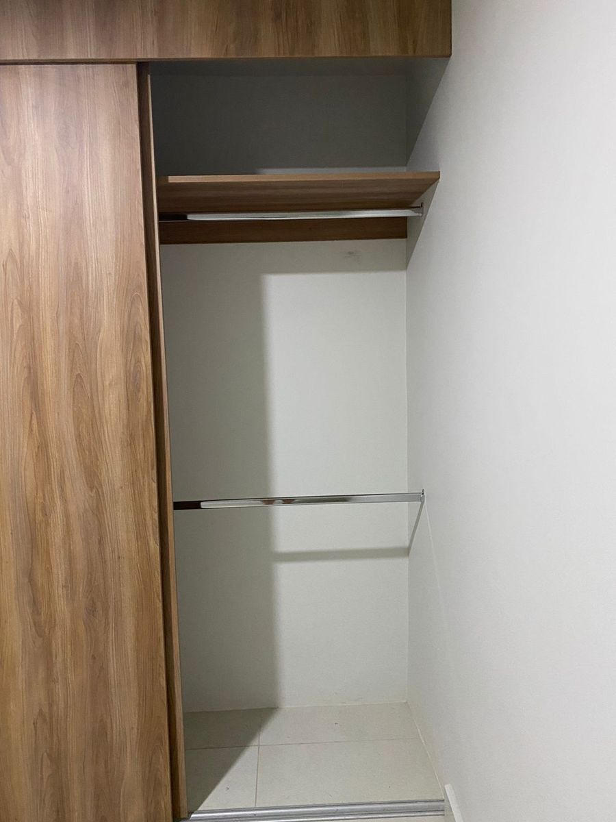 17 de 45: detalle de closet interior