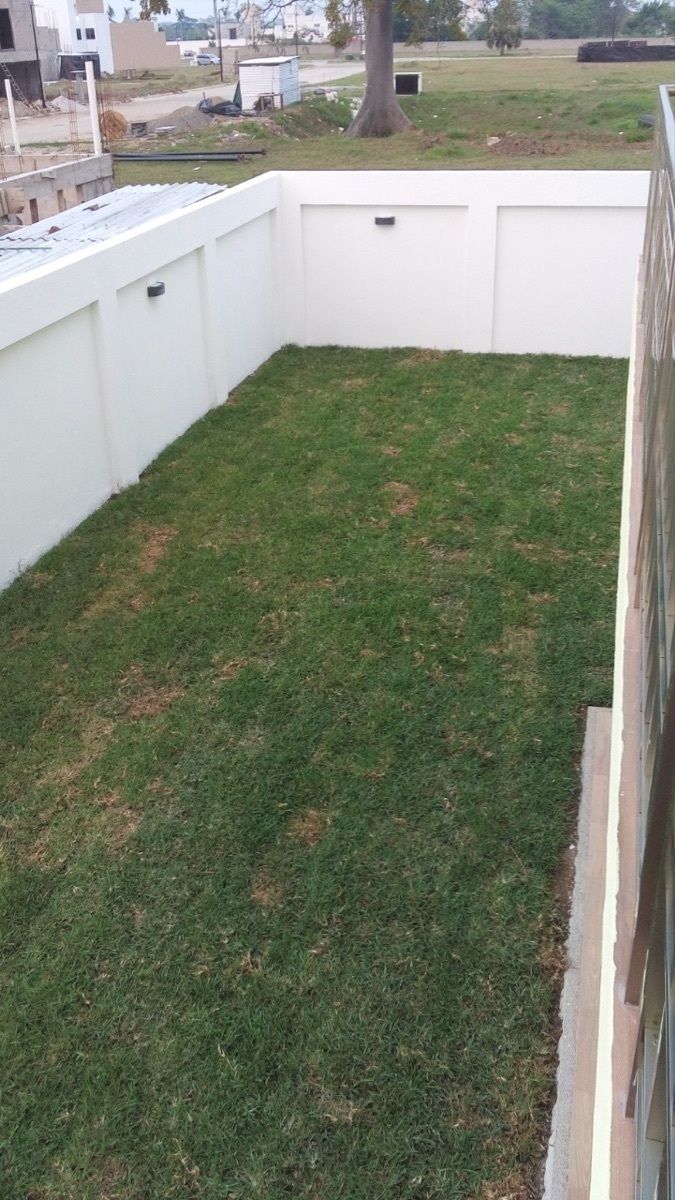 13 de 17: JARDÍN PERIMETRAL AMPLIO