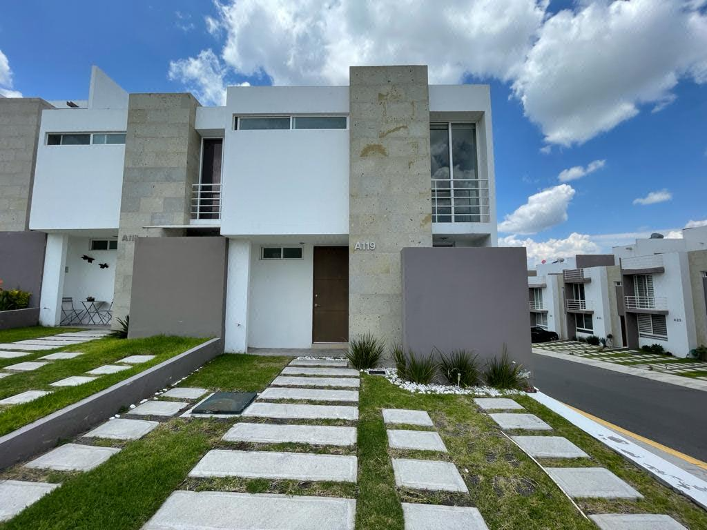 Casa Venta Luminosa, con Jardin en Esquina Queretaro