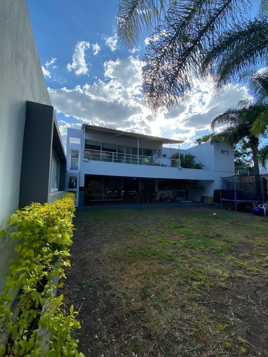 Casa en Venta con Gran Jardin a 2 Mins de Bernardo Quintana, Queretaro