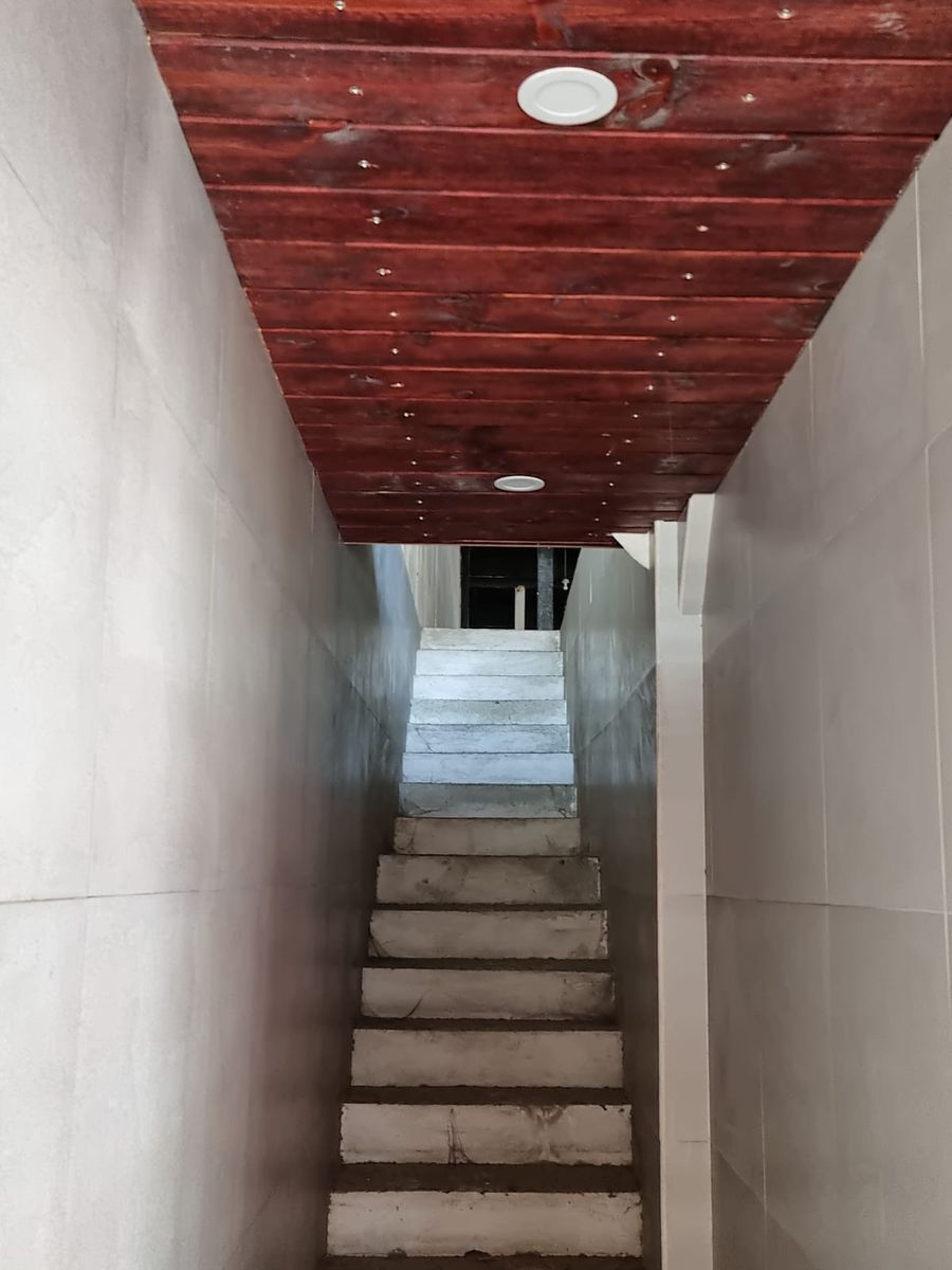 6 de 25: Pasillo al segundo piso