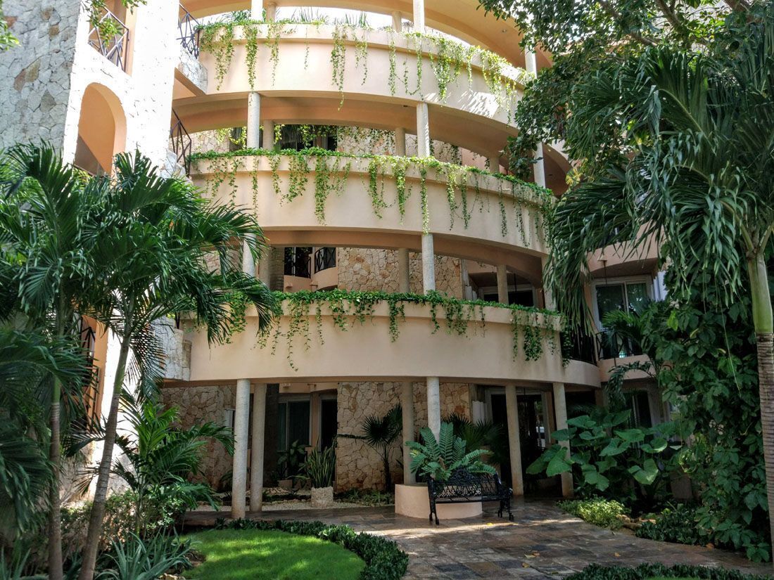 19 de 19: Edificio / Building.