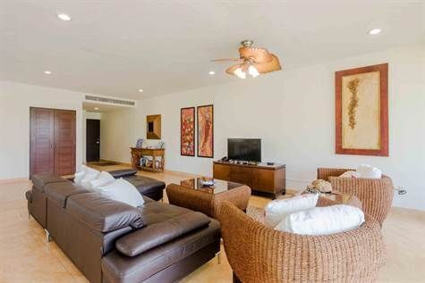 5 de 19: Sala / Living Room.