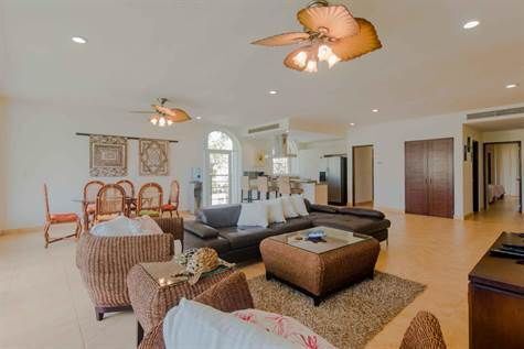 6 de 19: Sala / Living Room.