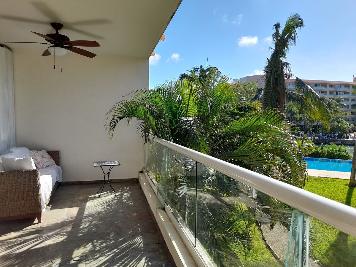 2 de 19: Terraza / Terrace.