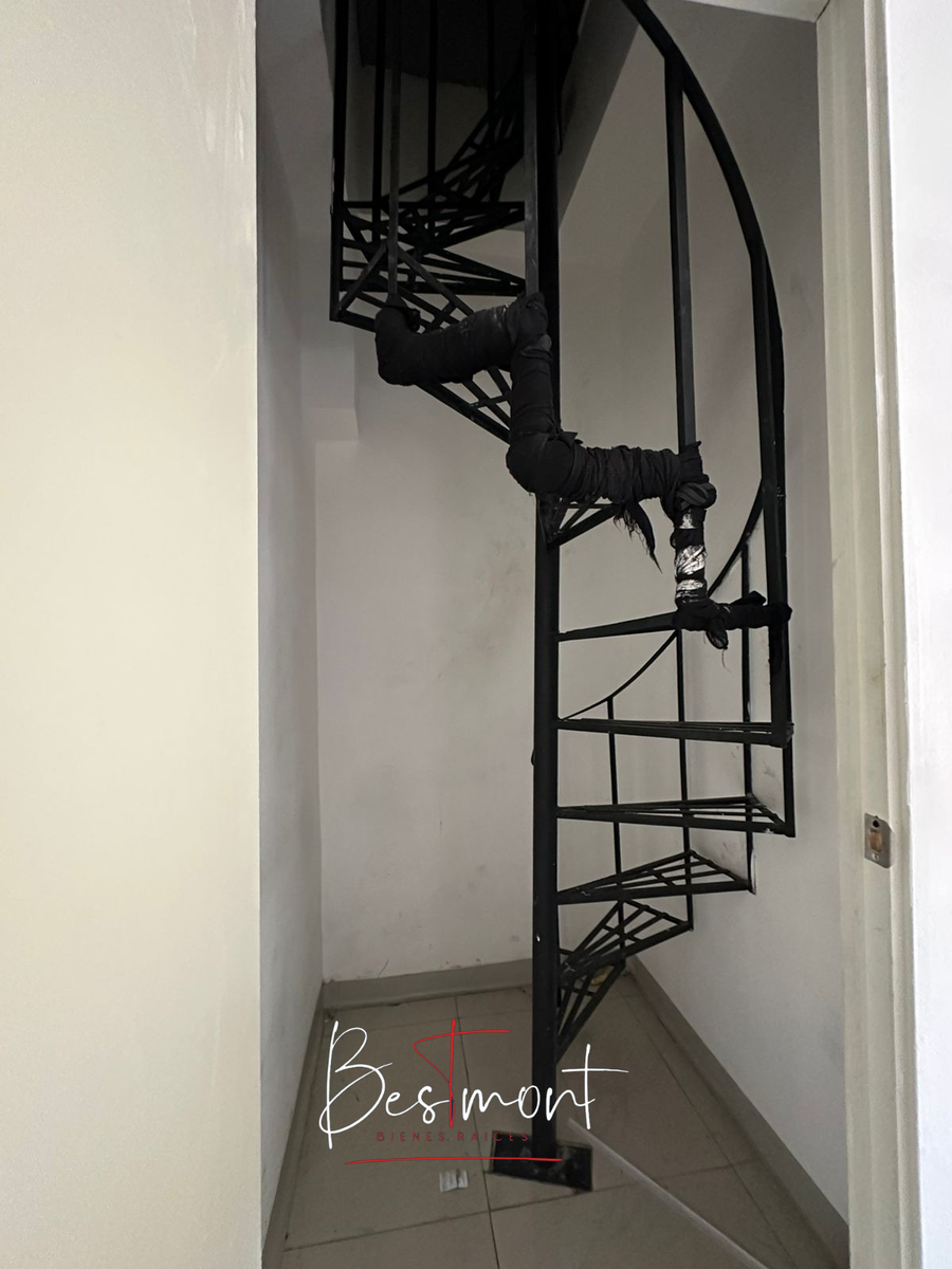 4 de 13: Escalera de acceso a bodega superior con 1/2 baño y tarja