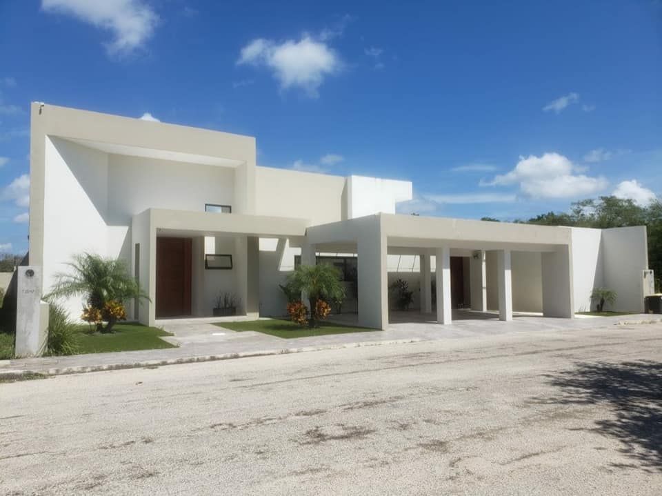 Residencia en venta ubicada en Privada Hacienda Cholul con casa para  huéspedes