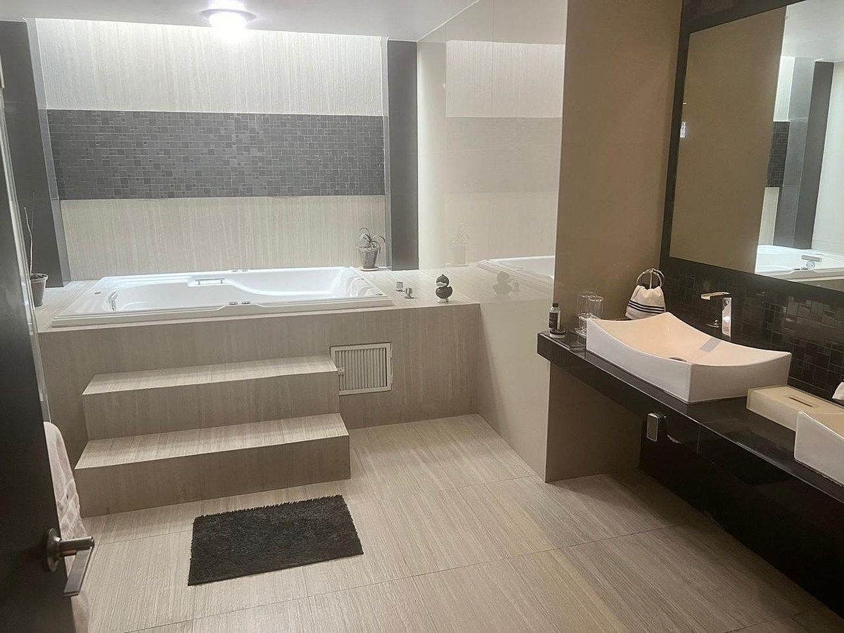 Baño con jacuzzi de recámara principal, foto 9 de 10