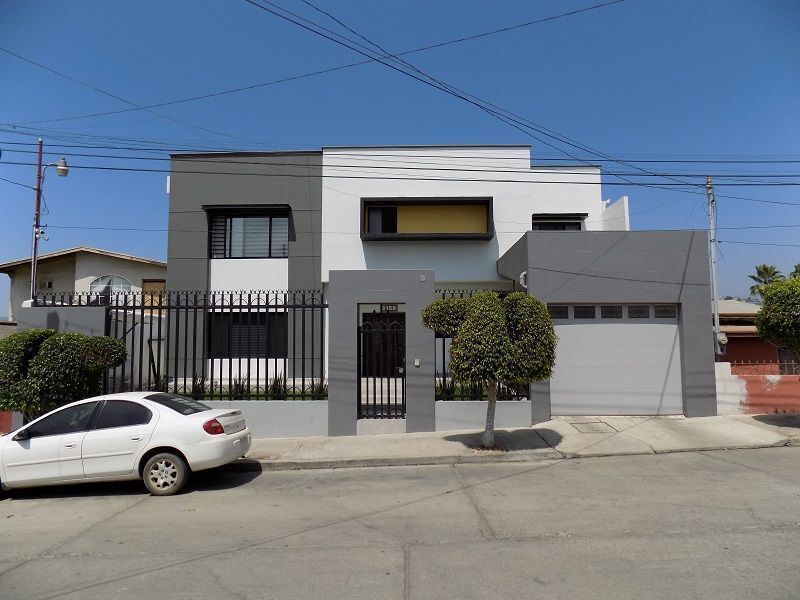 Casa de 4 recámaras amplia y moderna en la Col. Hidalgo, Ensenada $450,000  USD