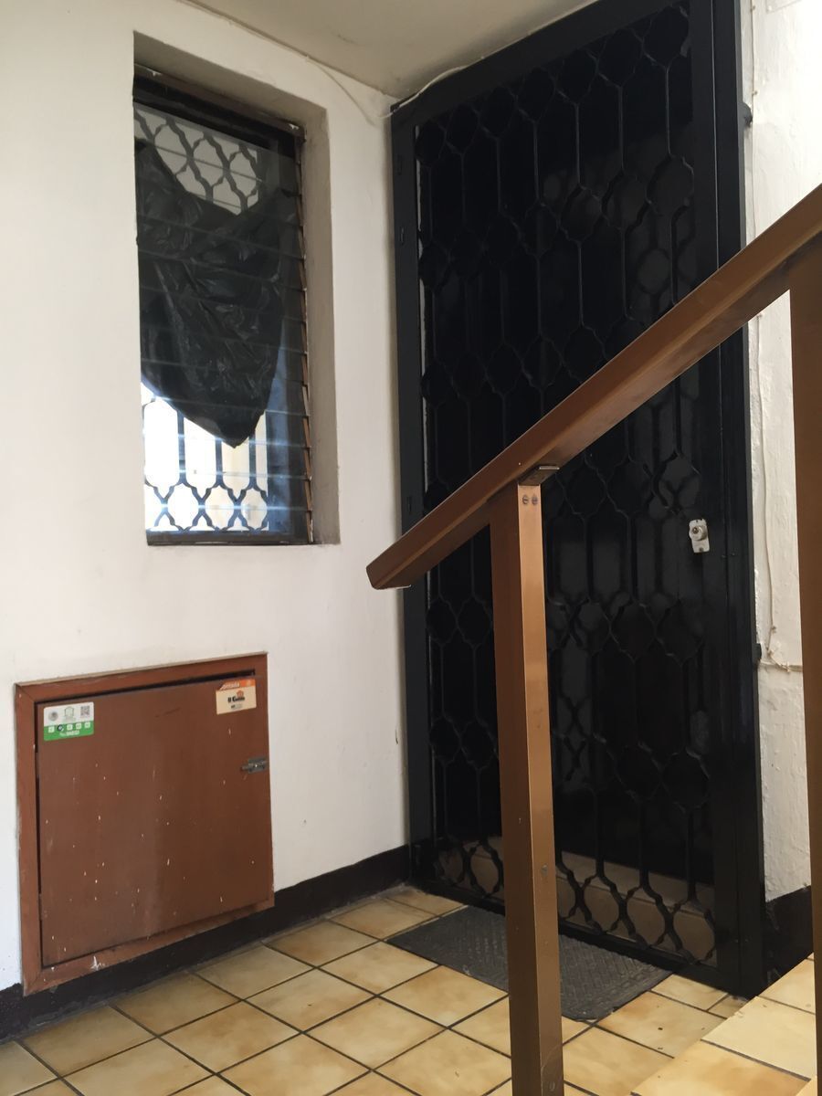 36 de 41: escalera y puerta con ventana con protección