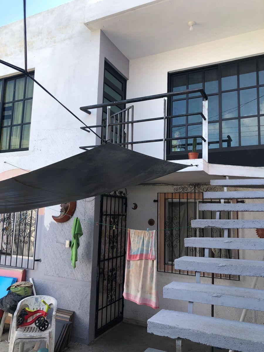 5 de 11: Escalera exterior para subir a la planta alta.