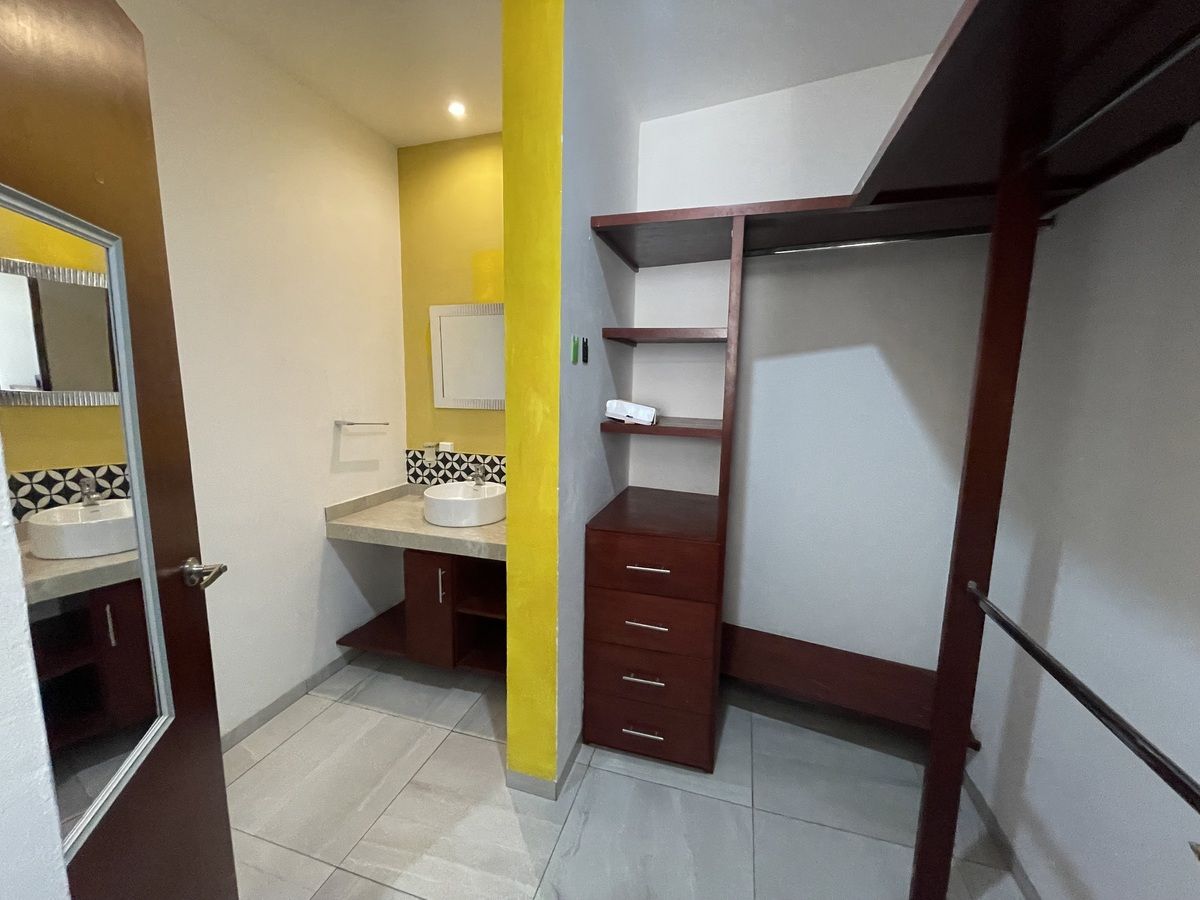 19 de 27: Clóset habitación principal