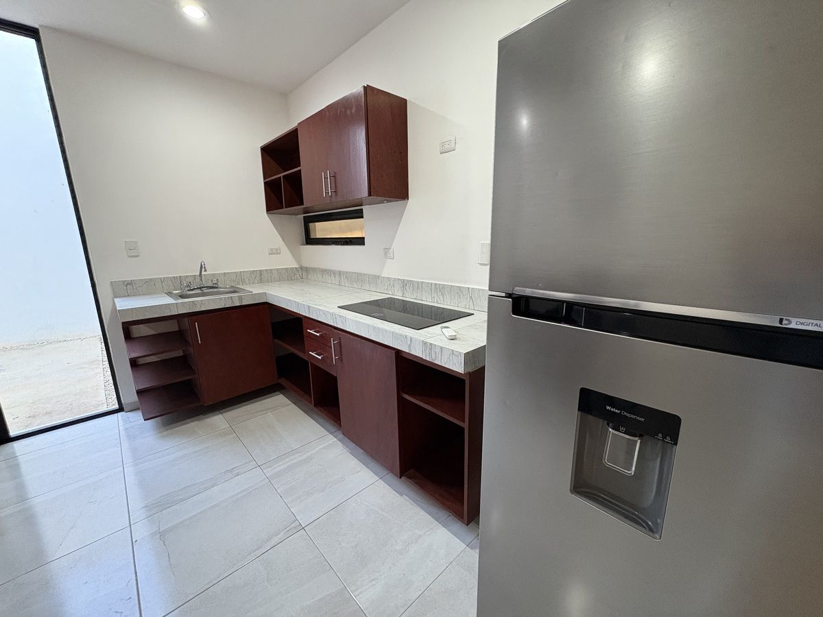 7 de 27: Cocina equipada con refrigerador y estufa de inducción