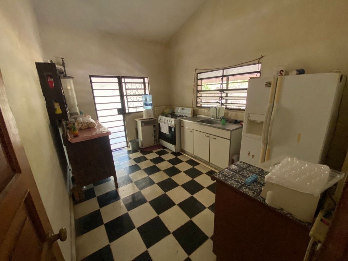 Casa con gran Terreno en venta en Merida, en Chuburna. ¡Son 2,378m2!