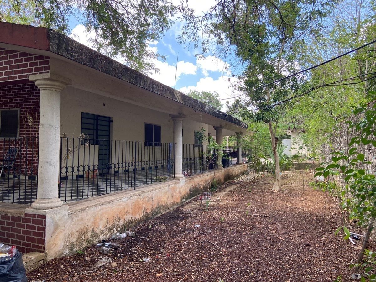 Casa con gran Terreno en venta en Merida, en Chuburna. ¡Son 2,378m2!