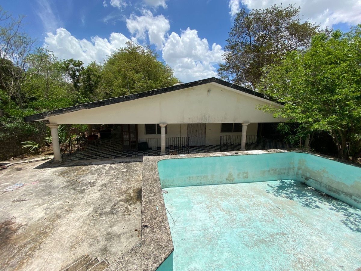 Casa con gran Terreno en venta en Merida, en Chuburna. ¡Son 2,378m2!