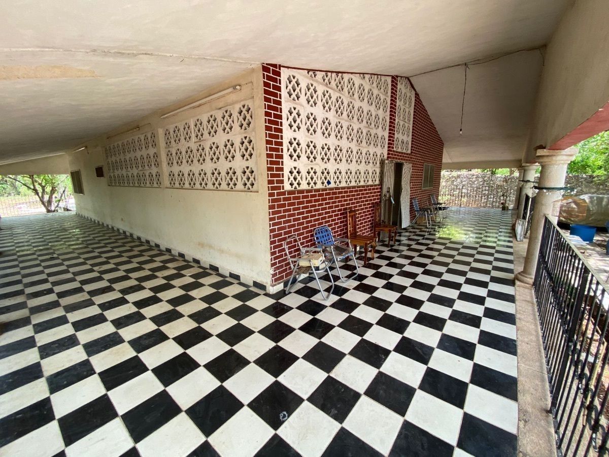 Casa con gran Terreno en venta en Merida, en Chuburna. ¡Son 2,378m2!