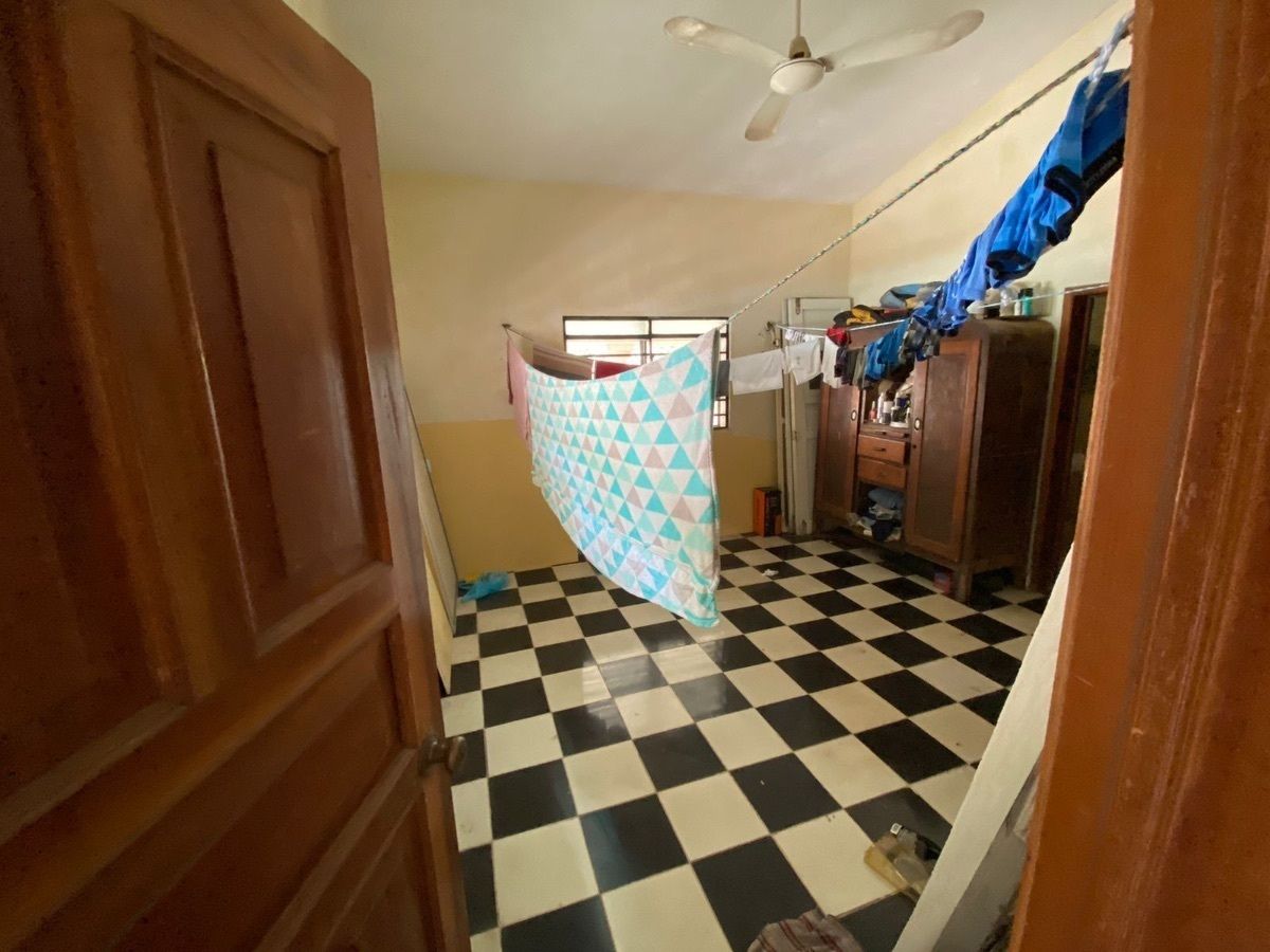 Casa con gran Terreno en venta en Merida, en Chuburna. ¡Son 2,378m2!