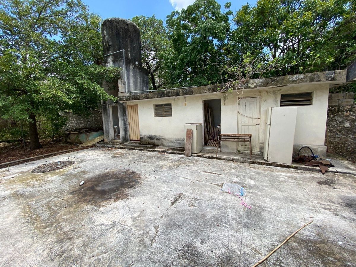 Casa con gran Terreno en venta en Merida, en Chuburna. ¡Son 2,378m2!