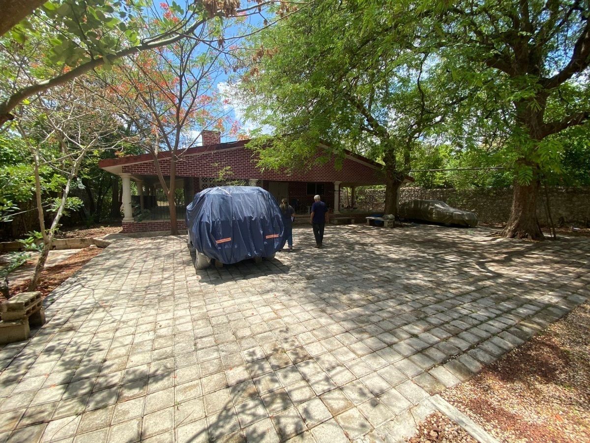 Casa con gran Terreno en venta en Merida, en Chuburna. ¡Son 2,378m2!