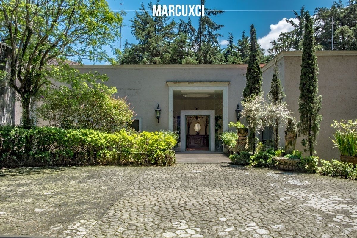 2 of 31: Plaza de acceso presidida por señorial entrada