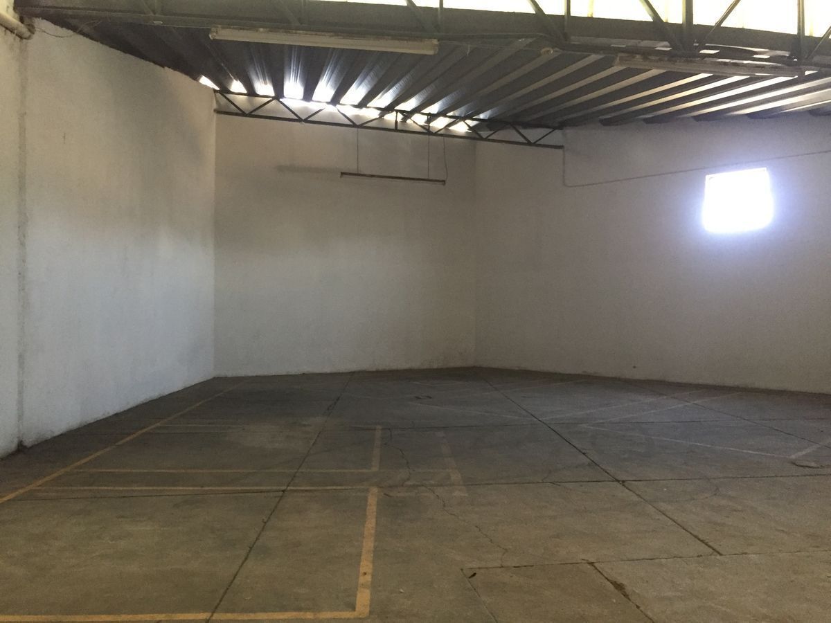 22 de 36: área de bodega altura 5 mts