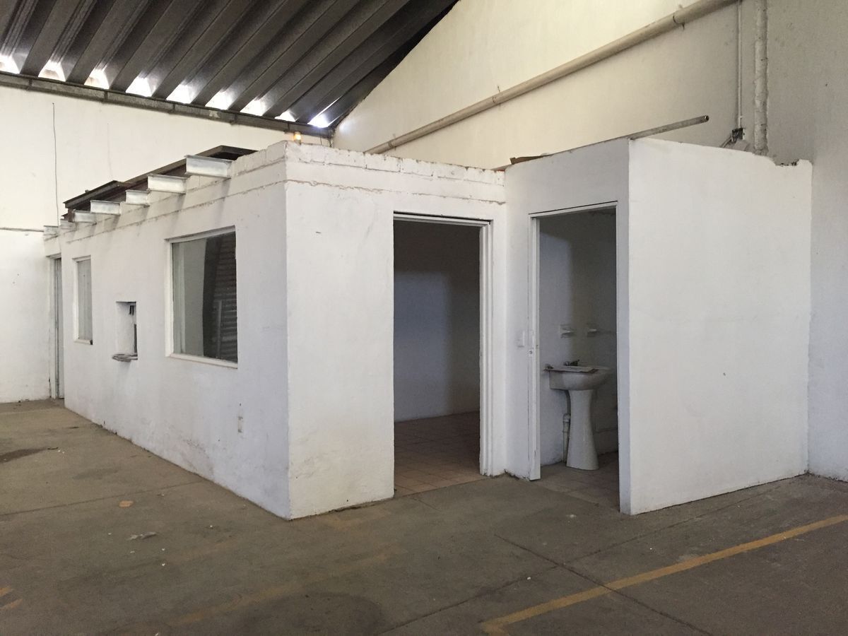 16 de 36: oficinas dos privados y un medio baño