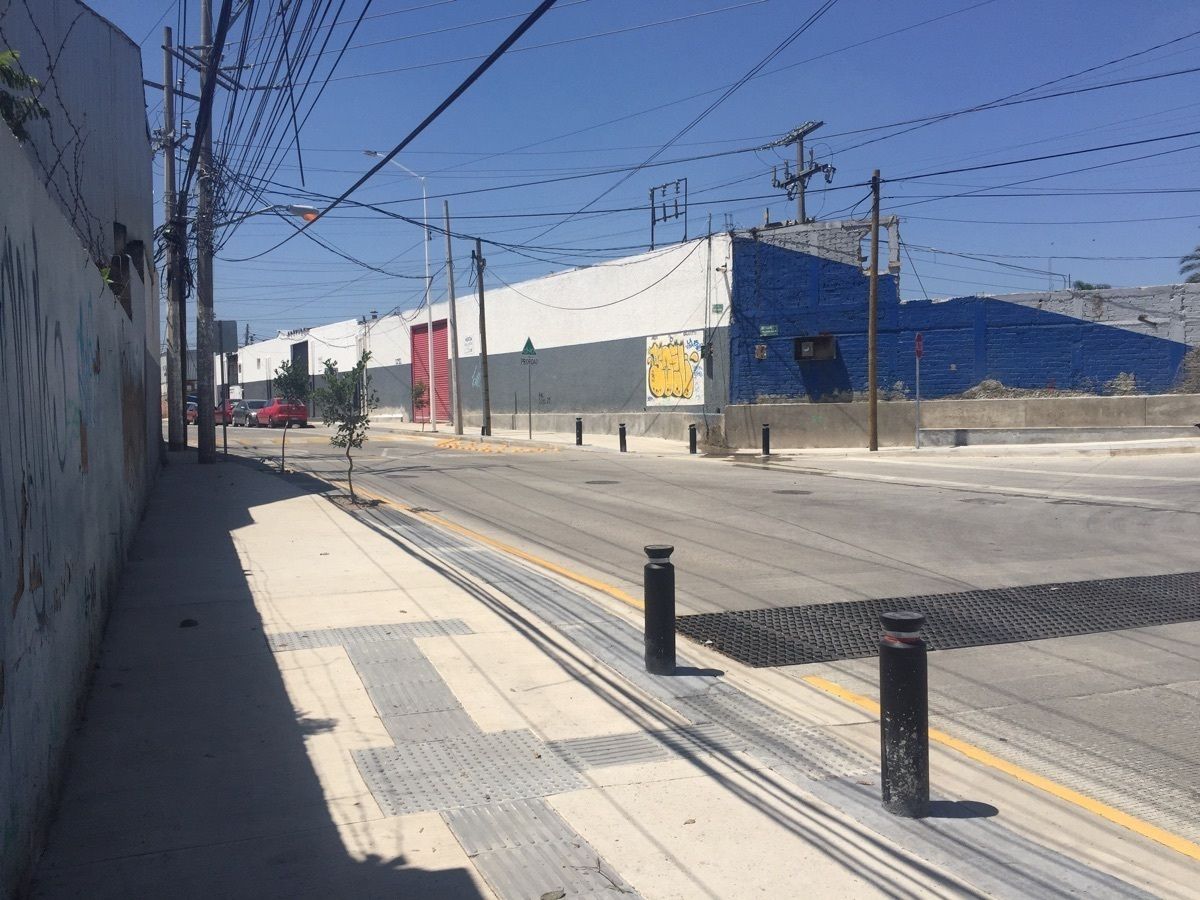 26 de 36: calle de concreto hidráulico con estacionamientos 