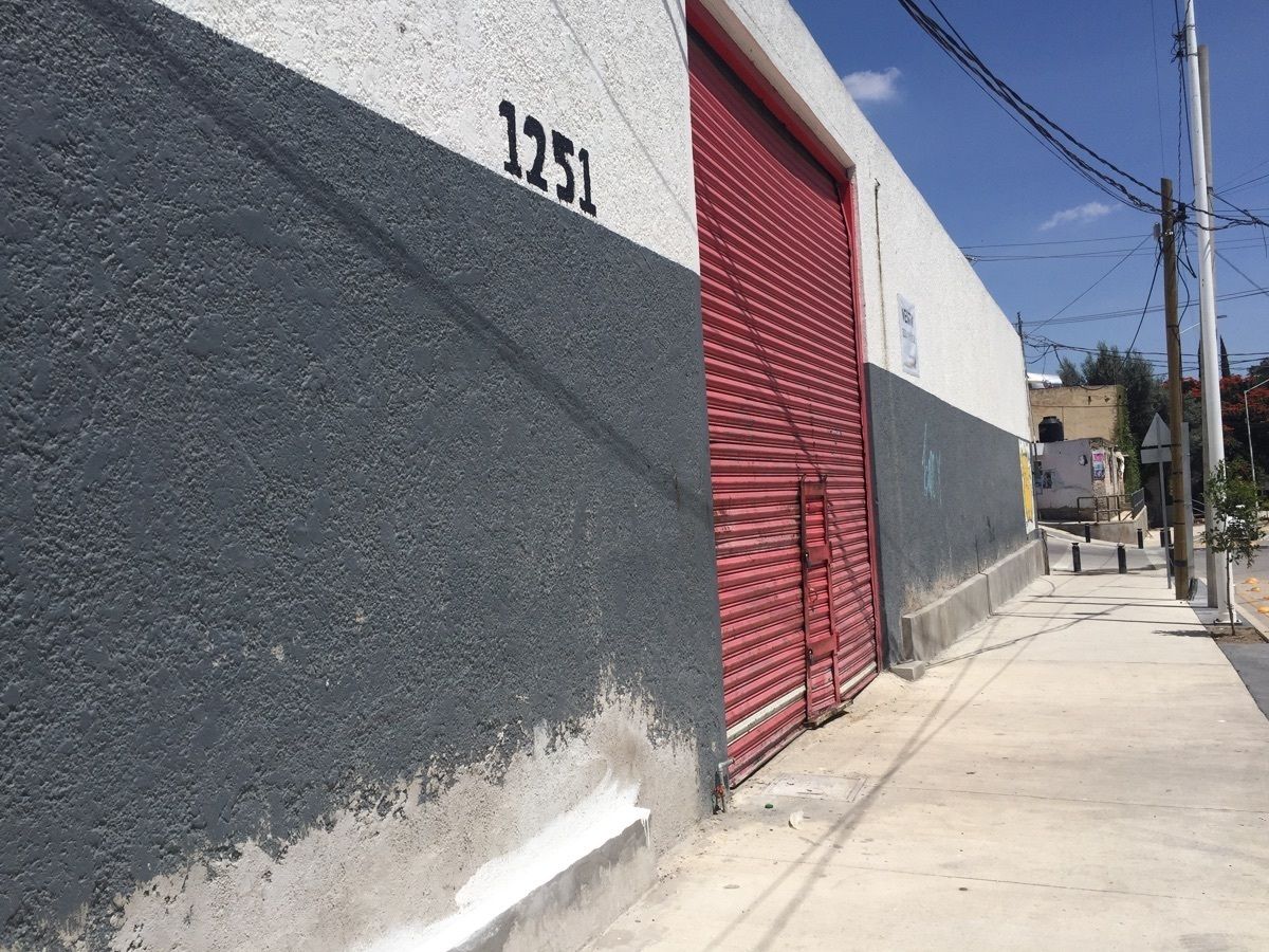 27 de 36: cortina con ingreso peatonal