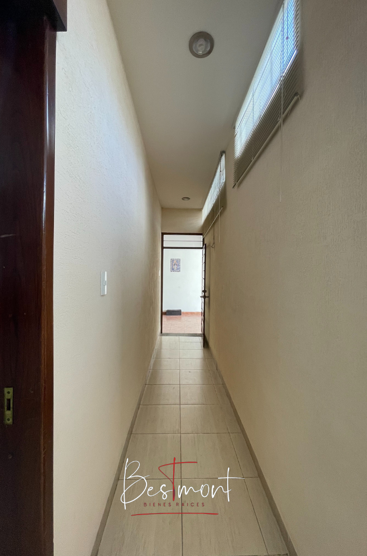 2 de 34: Acceso de Cochera a Recepción, 1ra entrada independiente