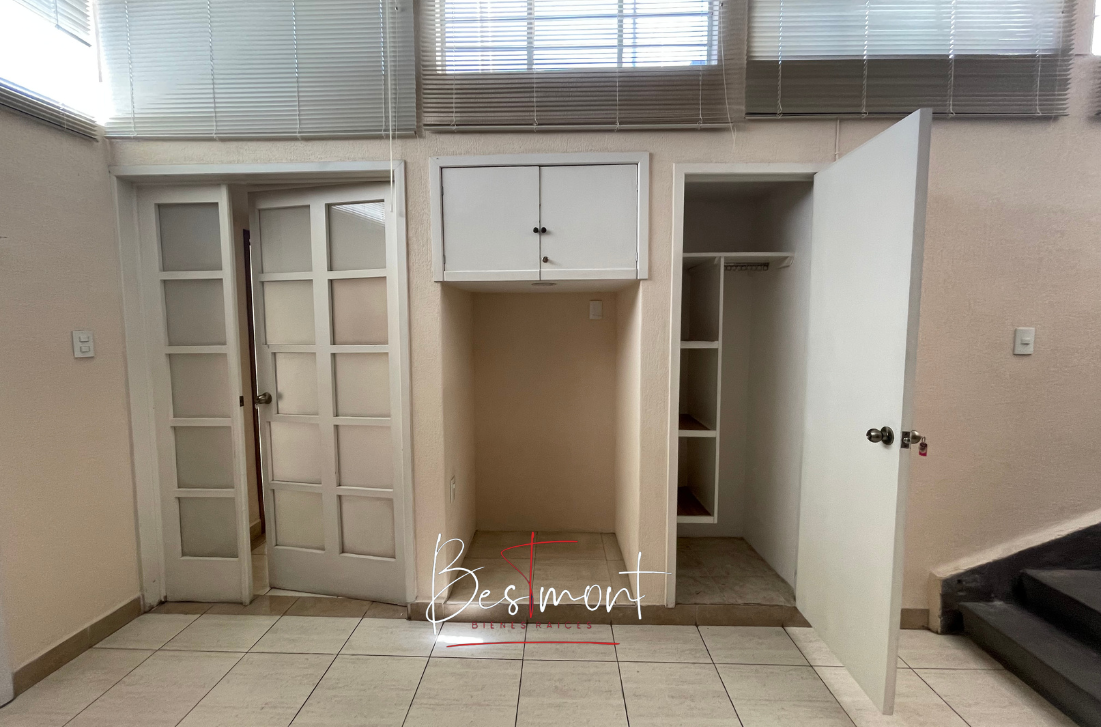 5 de 34: Clóset de visitas en recepción