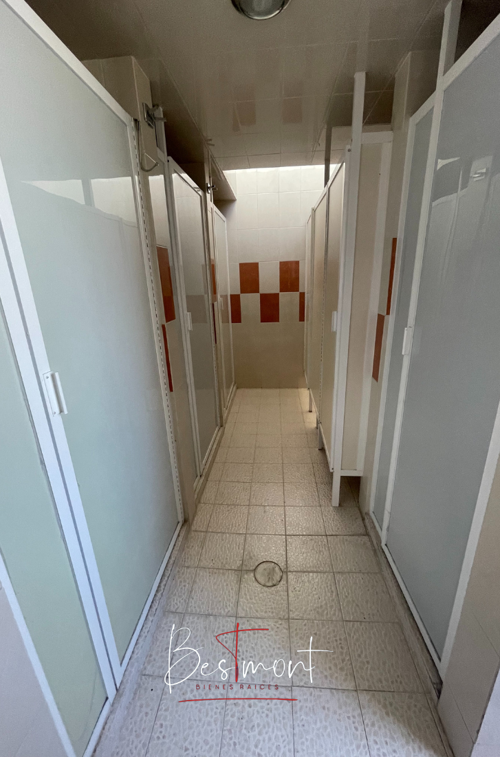 19 de 34: Baño completo con 5 regaderas y 2 WC PA