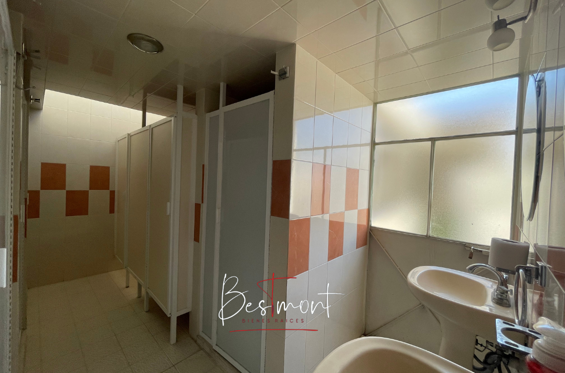 20 de 34: Baño completo con 5 regaderas y 2 WC PA