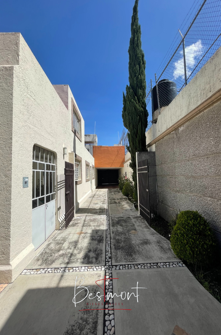 26 de 34: Acceso de cochera a patio trasero