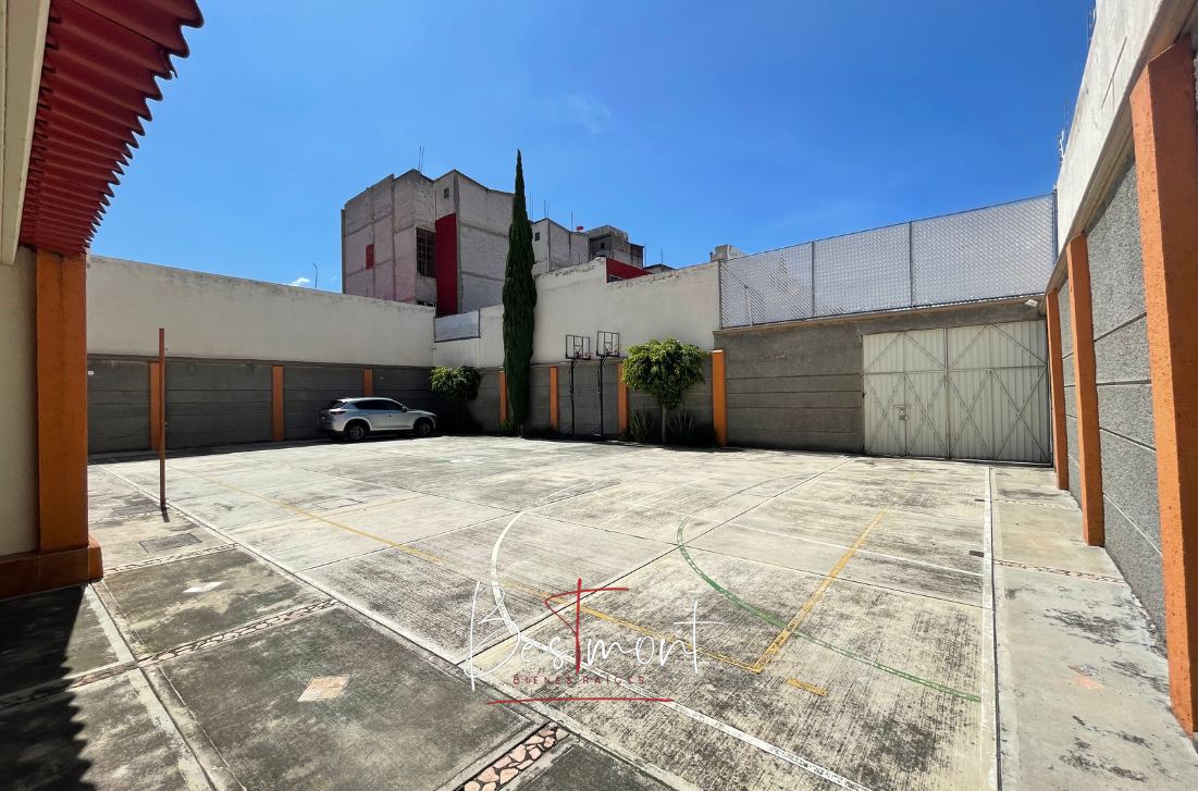 30 de 34: Patio trasero con  estacionamiento y salida a 21 Pte