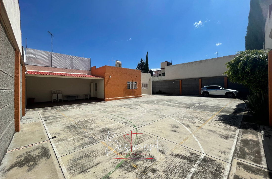 27 de 34: Patio trasero con terraza y estacionamiento