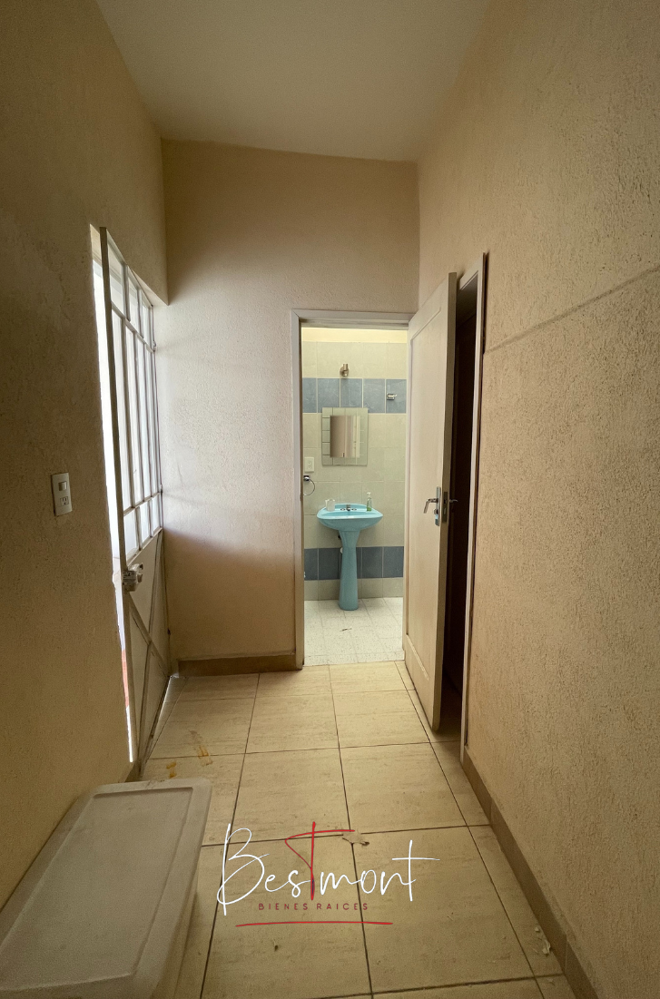 33 de 34: Bodega con baño en área de estacionamiento