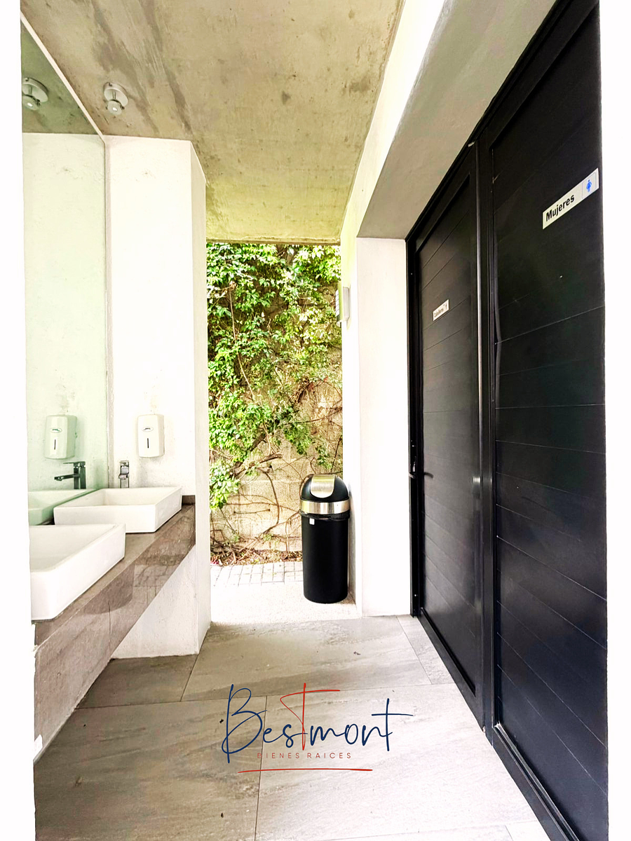 24 de 27: Baños de hombres y mujeres en área común