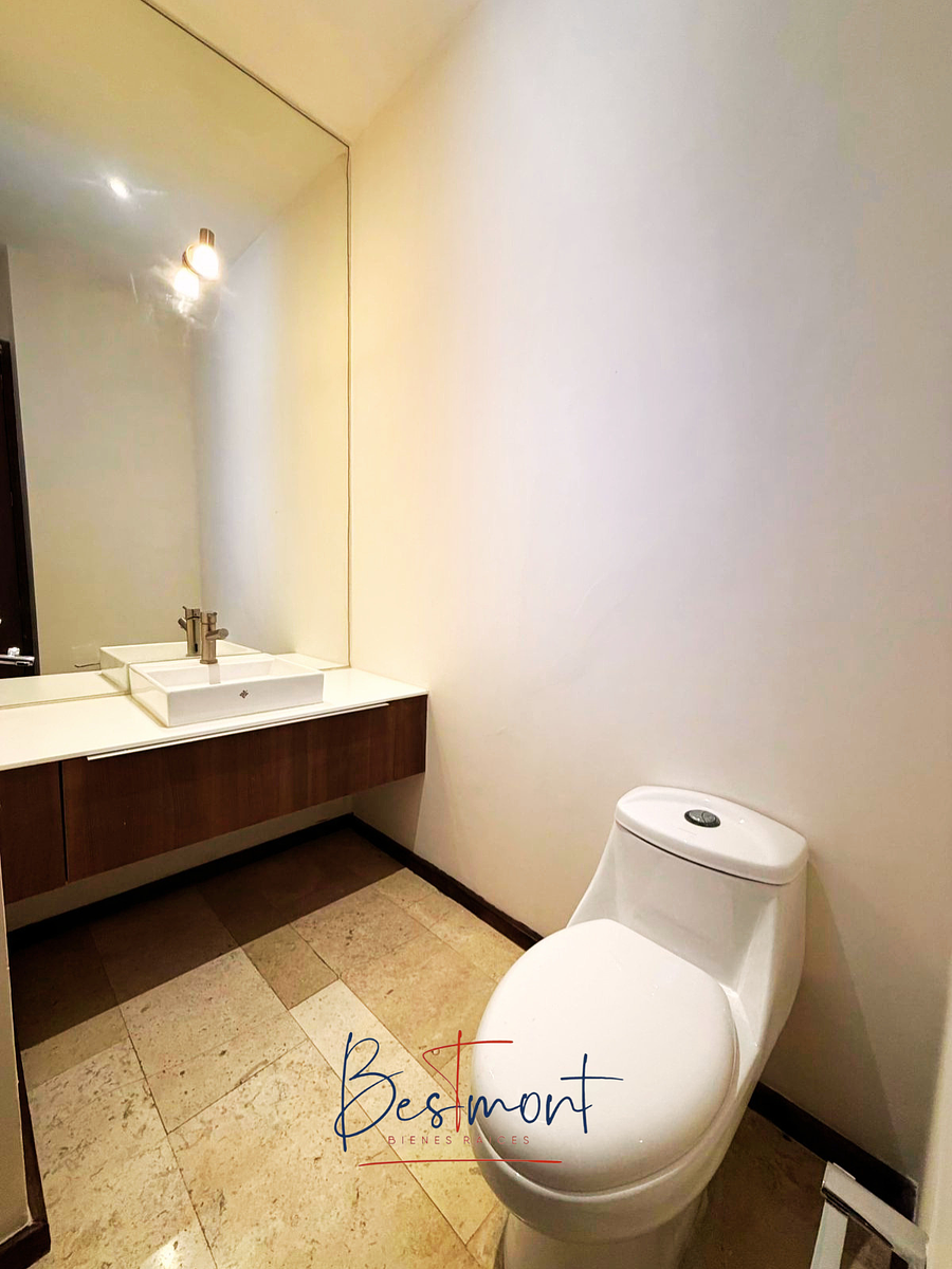 3 de 27: 1/2 Baño de visitas