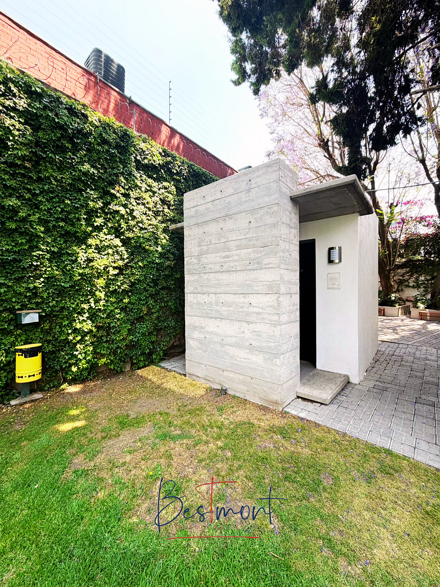 23 de 27: Baños de hombres y mujeres en área común