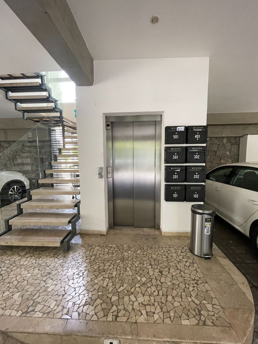 20 de 27: Elevador, buzón y acceso a 1er nivel