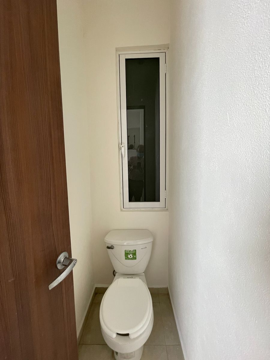 16 de 27: 1/2 baño de servicio