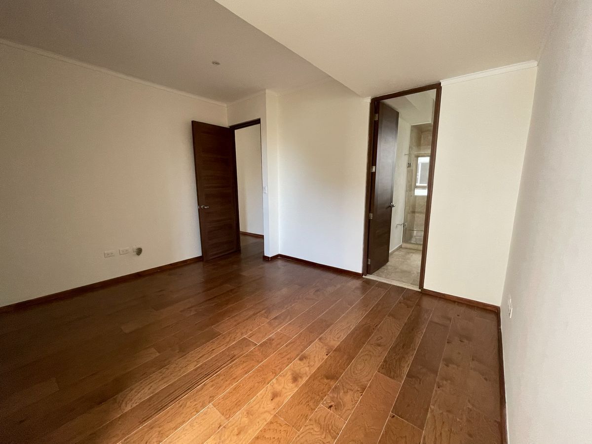 7 de 27: Recamara principal con clóset y baño completo