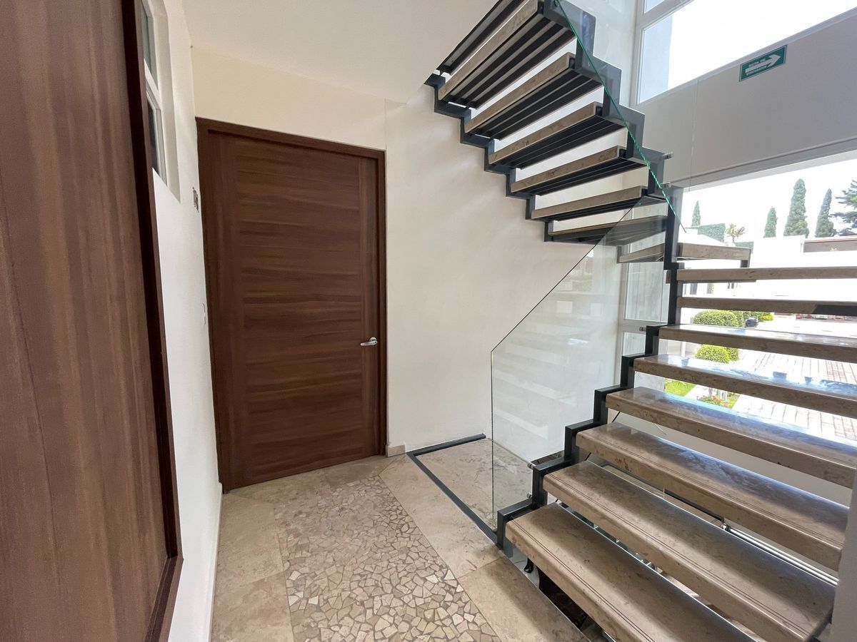 21 de 27: Escaleras de acceso a Depto Nivel 1