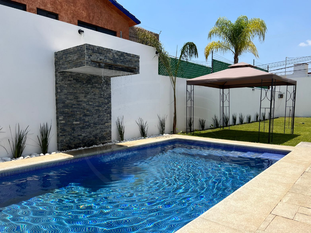 Casa en Venta en Zona Norte de Cuernavaca, con Alberca y amplio jardín.