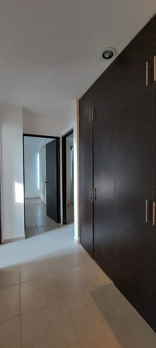 8 de 22: Distribuidor y closet de blancos