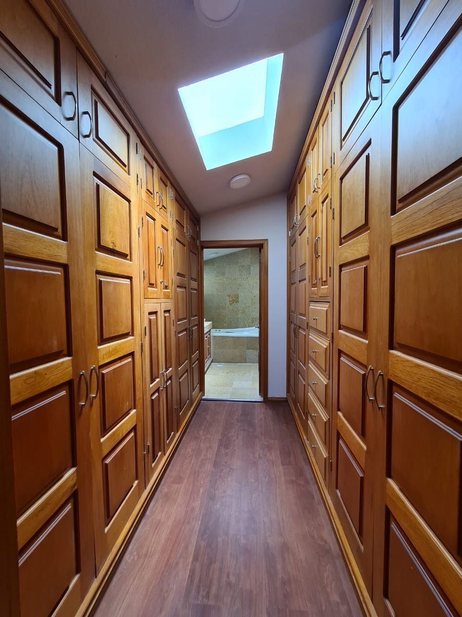 24 de 42: VESTIDOR RECÁMARA PRINCIPAL