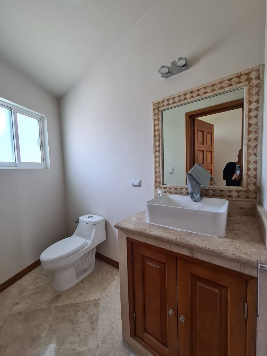 19 de 42: MEDIO BAÑO EN PLANTA BAJA